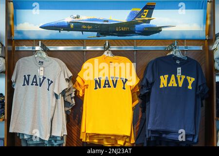 T-shirt US Navy in vendita nel negozio di souvenir della United States Naval Academy di Annapolis, Maryland, USA. Foto Stock