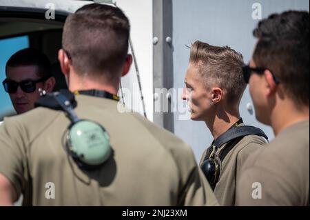 STATI UNITI Gli aerei assegnati allo Squadrone della generazione dei combattenti 43d comunicano con un velocizzatore della linea di volo presso la base dell'aeronautica militare di Eglin, Florida, 4 agosto 2022. Dopo un cambio di turno, i capi dell'equipaggio si incontrano con il loro velocista di volo per ricevere i loro compiti per la giornata. Foto Stock