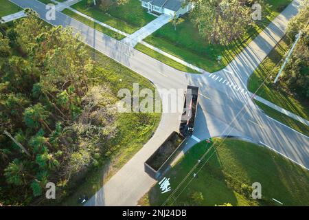 Vista dall'alto dell'uragano Ian speciale camion di recupero post-matematica che raccoglie detriti di rami di alberi dalle strade rurali della Florida. Affrontare le conseguenze Foto Stock