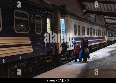 I passeggeri saliscono a bordo di un treno delle Ferrovie ucraine in partenza da Przemy?l (Polonia) a Kyiv (Ucraina). Le ferrovie ucraine hanno continuato a funzionare durante la guerra Russia-Ucraina, evacuando milioni di passeggeri. Le ferrovie ucraine hanno continuato a funzionare durante la guerra Russia-Ucraina, evacuando milioni di passeggeri. Foto Stock