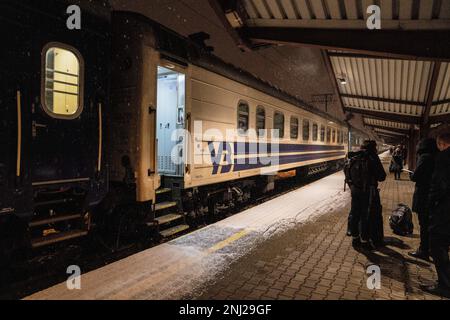 I passeggeri aspettano di salire a bordo di un treno delle Ferrovie ucraine in partenza da Przemy?l (Polonia) a Kyiv (Ucraina). Le ferrovie ucraine hanno continuato a funzionare durante la guerra Russia-Ucraina, evacuando milioni di passeggeri. Le ferrovie ucraine hanno continuato a funzionare durante la guerra Russia-Ucraina, evacuando milioni di passeggeri. (Foto di Laurel Chor/SOPA Images/Sipa USA) Credit: Sipa USA/Alamy Live News Foto Stock