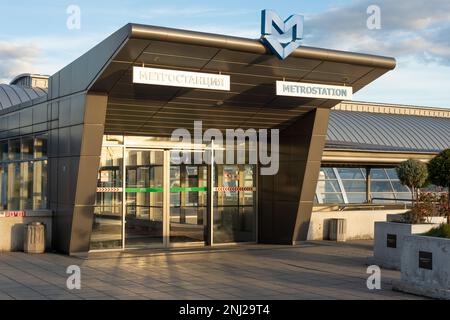 Ingresso vuoto della stazione metropolitana dell'aeroporto di Sofia o della stazione della metropolitana di Sofia, Bulgaria, Europa orientale, Balcani, UE Foto Stock