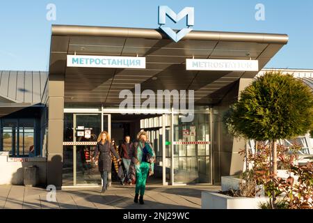 Passeggeri presso la stazione metropolitana dell'aeroporto di Sofia o la stazione della metropolitana di Sofia, Bulgaria, Europa orientale, Balcani, UE Foto Stock