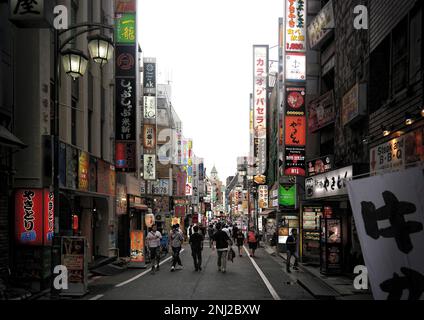 Tokyo, Giappone - Settembre 2017: Kabukicho, il quartiere dei divertimenti notturni, Shinjuku affollato di cartellone al neon e pubblicità in background Foto Stock