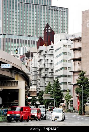 Tokyo, Giappone - Settembre 2017: Edificio della Torre della capsula di Nakagin creato nel 1972 dall'architetto giapponese Kisho Kurokawa a Shimbashi Foto Stock