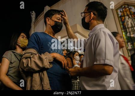Città di Antipolo, Rizal, Filippine. 22nd Feb, 2023. Adoratore riceve segni di croce di cenere sulla loro fronte durante l'osservanza del Mercoledì delle Ceneri nella città di Antipolo, Filippine il 22 febbraio 2023. Il mercoledì delle Ceneri è tradizionalmente osservato dai cattolici, che ricevono i segni della fronte con cenere e digiuno per iniziare il tempo quaresimale. La croce di cenere sulla fronte degli osservatori è destinata a simboleggiare la mortalità e la penitenza per il loro peccato. (Credit Image: © Ryan Eduard Benaid/ZUMA Press Wire) SOLO PER USO EDITORIALE! Non per USO commerciale! Credit: ZUMA Press, Inc./Alamy Live News Foto Stock
