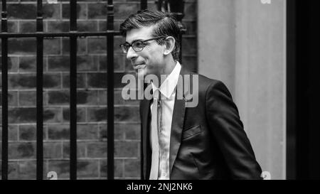 Londra, Regno Unito. 22nd Feb, 2023. Rishi Sunak, MP, primo ministro del Regno Unito, esce dalla 10 Downing Street per partecipare oggi al Parlamento alle interrogazioni del primo ministro (PMQ). Credit: Imageplotter/Alamy Live News Foto Stock