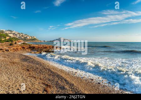Dalla spiaggia di Playa de santa Lucía, sulla costa spagnola, si affaccia su Peniscola Foto Stock