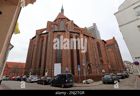 Wismar, Germania. 22nd Feb, 2023. La chiesa di San Nikolai ha riconquistato la sua corona di guglia rinnovata. L'esteso lavoro di ristrutturazione del sacro edificio tardo gotico, che è stato costruito nel 15th ° secolo come una chiesa per i marinai e pescatori e ancora forma la silhouette della città anseatica, ha avuto inizio quattro anni fa. Credit: Bernd Wüstneck/dpa/Alamy Live News Foto Stock