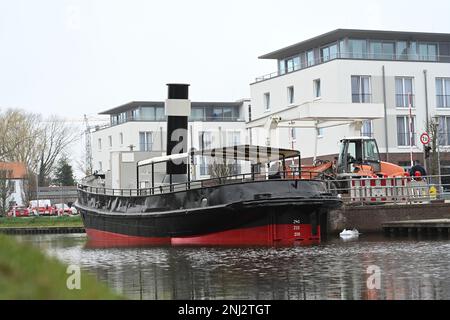 Papenburg, Germania. 22nd Feb, 2023. Il turnore di vapore 'Dortmund IX', costruito a Papenburg nel 1904, si è spostato nel suo ormeggio. La nave è stata salvata all'ultimo momento dalla rottamazione e restaurata in modo estensivo e funzionante. Credit: Lars Klemmer/dpa/Alamy Live News Foto Stock