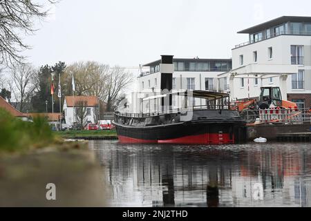 Papenburg, Germania. 22nd Feb, 2023. Il turnore di vapore 'Dortmund IX', costruito a Papenburg nel 1904, si è spostato nel suo ormeggio. La nave è stata salvata all'ultimo momento dalla rottamazione e restaurata in modo estensivo e funzionante. Credit: Lars Klemmer/dpa/Alamy Live News Foto Stock