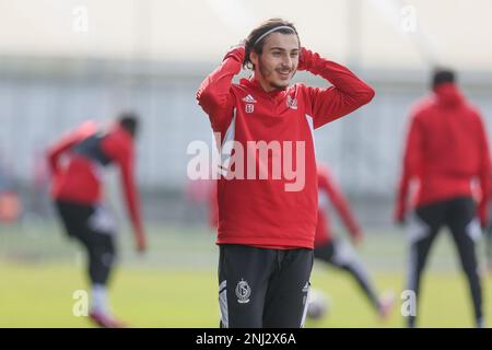 Il Cihan Canak di Standard è stato raffigurato durante una sessione di allenamento aperto della squadra di calcio belga Standard de Liege, mercoledì 22 febbraio 2023 a Liegi, in preparazione del gioco di questa settimana nel concorso nazionale. I fan sono invitati a partecipare a questo corso, durante le vacanze scolastiche. FOTO DI BELGA BRUNO FAHY Foto Stock