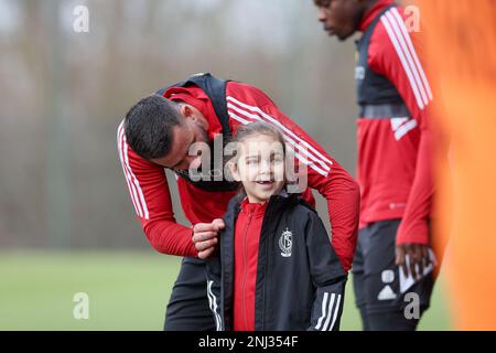 L'immagine mostra una sessione di allenamento aperta della squadra di calcio belga Standard de Liege, mercoledì 22 febbraio 2023 a Liegi, in preparazione del gioco di questa settimana nel concorso nazionale. I fan sono invitati a partecipare a questo corso, durante le vacanze scolastiche. FOTO DI BELGA BRUNO FAHY Foto Stock