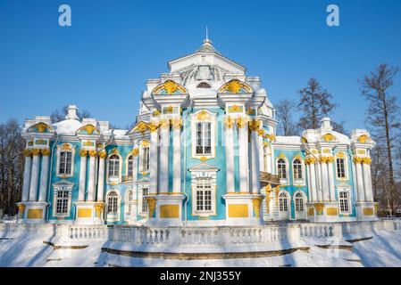 PUSHKIN, RUSSIA - 21 FEBBRAIO 2023: L'edificio del Padiglione Hermitage in un giorno di febbraio. Tsarskoye Selo (Pushkin), Russia Foto Stock