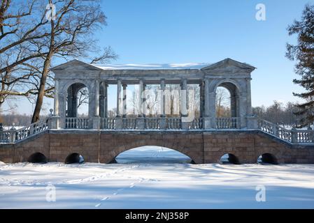 PUSHKIN, RUSSIA - 21 FEBBRAIO 2023: Primo piano di Marble Bridge. Tsarskoye Selo (Pushkin) Foto Stock