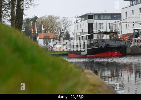 Papenburg, Germania. 22nd Feb, 2023. Il turnore di vapore 'Dortmund IX', costruito a Papenburg nel 1904, si è spostato nel suo ormeggio. La nave è stata salvata all'ultimo momento dalla rottamazione e restaurata in modo estensivo e funzionante. Credit: Lars Klemmer/dpa/Alamy Live News Foto Stock