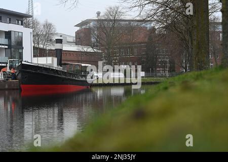 Papenburg, Germania. 22nd Feb, 2023. Il turnore di vapore 'Dortmund IX', costruito a Papenburg nel 1904, si è spostato nel suo ormeggio. La nave è stata salvata all'ultimo momento dalla rottamazione e restaurata in modo estensivo e funzionante. Credit: Lars Klemmer/dpa/Alamy Live News Foto Stock