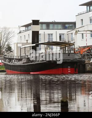 Papenburg, Germania. 22nd Feb, 2023. Il turnore di vapore 'Dortmund IX', costruito a Papenburg nel 1904, si è spostato nel suo ormeggio. La nave è stata salvata all'ultimo momento dalla rottamazione e restaurata in modo estensivo e funzionante. Credit: Lars Klemmer/dpa/Alamy Live News Foto Stock