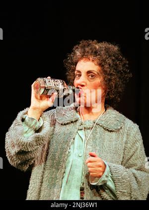 Lesley Joseph (Miss Hannigan) in ANNIE al Victoria Palace Theatre, Londra SW1 01/10/1998 libro: Thomas Meehan musica: Charles Strouse testi: Martin Charnin scenografia: Kenneth Foy costumi: Theoni V Aldredge illuminazione: Ken Billington coreografia originale: Peter Gennaro regista: Martin Charnin Foto Stock