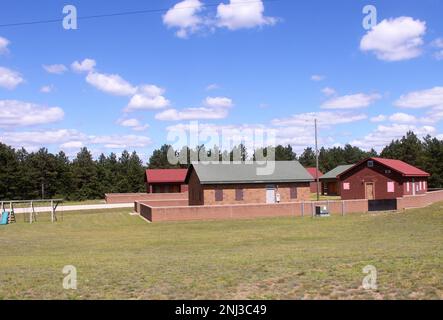 Una vista esterna di un'area del complesso Fort McCoy Combined Arms Collective Training Facility (CATF) è mostrata il 4 agosto 2022 a Fort McCoy, Wisconsin. Il CATF offre un'ampia varietà di ambienti di formazione. Il complesso, costruito ad un costo di oltre $14 milioni di dollari, è stato completato alla fine del 2012. Il primo utilizzo del CATF per la formazione è stato da parte dell'Ufficio federale delle indagini nel marzo 2013. Da allora, centinaia di unità militari diverse e le forze dell'ordine hanno fatto uso di questa struttura. Fort McCoy sostiene le forze armate americane dal 1909. Il motto dell'installazione è t Foto Stock