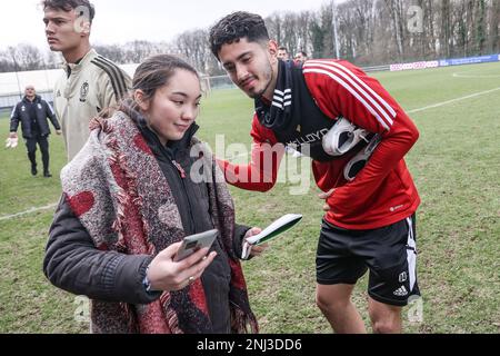 Steven Alzate di Standard, foto dopo una sessione di allenamento aperta della squadra di calcio belga Standard de Liege, mercoledì 22 febbraio 2023 a Liegi, in preparazione del gioco di questa settimana nel concorso nazionale. I fan sono invitati a partecipare a questo corso, durante le vacanze scolastiche. FOTO DI BELGA BRUNO FAHY Foto Stock