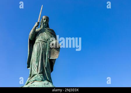 Monumento a Stefan Nemanja nella città vecchia di Belgrado. Piazza Sava con monumento e bella vecchia stazione ferroviaria di Belgrado. Serbia. Foto Stock