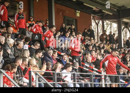 I giocatori di Standard arrivano per una sessione di allenamento aperto della squadra di calcio belga Standard de Liege, mercoledì 22 febbraio 2023 a Liegi, in preparazione del gioco di questa settimana nel concorso nazionale. I fan sono invitati a partecipare a questo corso, durante le vacanze scolastiche. FOTO DI BELGA BRUNO FAHY Foto Stock