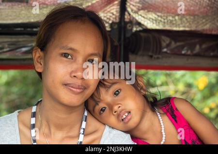 Una giovane madre e sua figlia nella Cambogia rurale nella provincia di Siem Reap. Foto Stock