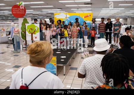 YOKOSUKA, Giappone (21 giugno 2022) i membri della comunità si presentano per una foto durante una sfilata di moda Back-to-School tenuta dalla Navy Exchange (NEX) Yokosuka, comandante a bordo, Fleet Activities Yokosuka (CFAY). Per 75 anni, la CFAY ha fornito, mantenuto e gestito strutture e servizi di base a sostegno delle forze navali schierate in avanti dalla flotta degli Stati Uniti 7th, dei comandi inquilini e di migliaia di militari e civili e delle loro famiglie. Foto Stock