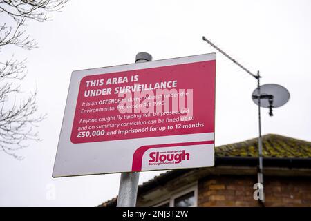 Chalvey, Slough, Berkshire, Regno Unito. 22nd febbraio, 2023. Nonostante i segni del Consiglio di Slough Borough a Chalvey che consigliano che la zona è sotto sorveglianza, il ribaltamento del mosca continua ad essere una minaccia. Chalvey ha una mancia di rifiuto che è libero di usare per i residenti e tuttavia ancora volare-capovolgimento accade su una base quotidiana sia in Chalvey che in Slough. Il ribaltamento alla mosca può comportare multe e/o reclusione. Credit: Maureen McLean/Alamy Live News Foto Stock