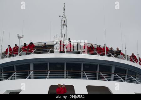 Turisti su una nave da crociera che visitano l'Isola degli Elefanti Foto Stock