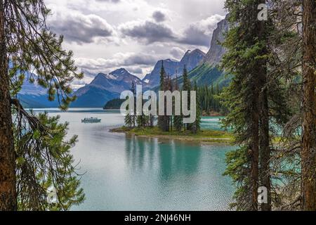 Spirit Island con escursione in barca sul lago Maligne, Jasper, Canada. Foto Stock