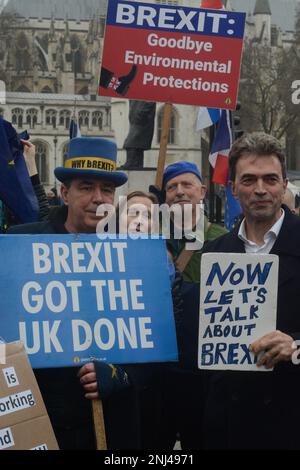 L'ex liberale mp tom Brake sta facendo campagna per la presidenza del ritorno Too europe , visto qui con il sodem attivista Steve bray Foto Stock