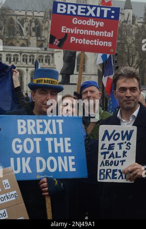 L'ex liberale mp tom Brake sta facendo campagna per la presidenza del ritorno Too europe , visto qui con il sodem attivista Steve bray Foto Stock