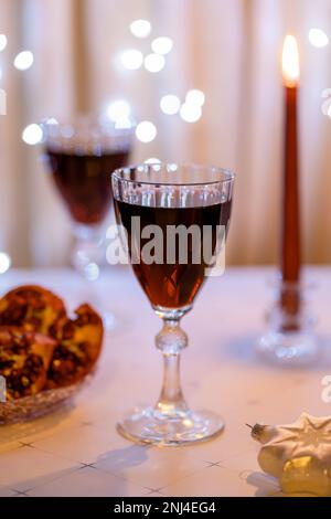 Vino di melograno rosso nei bicchieri con melograno sul tavolo Foto Stock