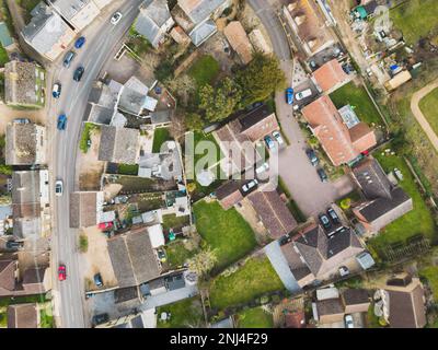 Veduta aerea di una parte di un tipico villaggio inglese, che mostra la strada principale che serpeggiante nel villaggio High Street in basso a sinistra Foto Stock