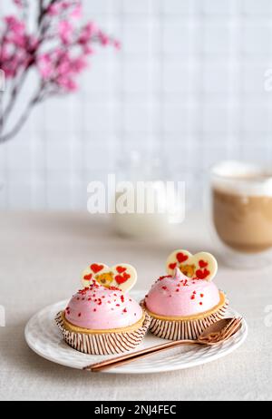 Deliziosi cupcake al caramello di San Valentino a forma di cuore e gusto di lampone Foto Stock