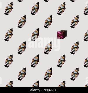 Babbo Natale giocattolo di Natale su sfondo bianco, modello fatto con giocattolo di Natale, minimalista Foto Stock