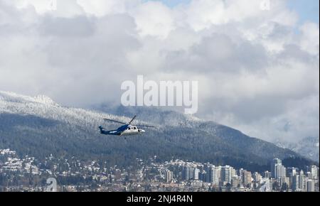 Elicottero Helijet International S-76A sikorsky che sorvola North Vancouver, British Columbia, Canada Foto Stock