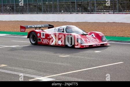 Richard Lloyd Racing, Porsche 962, guidato in periodo da Derek Bell, James Weaver e TIFF Needell, in dimostrazione, al 2022 Silverstone Classic Foto Stock