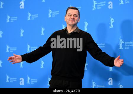 22 febbraio 2023, Berlín: Regista e sceneggiatore tedesco Christian Petzold alla presentazione del suo film 'Roter Himmell' alla Berlinale. Foto: Jens Kalaene/dpa Foto Stock