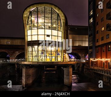 Una facciata illuminata di notte vicino alla Stazione Centrale di Leeds, in Granary Wharf Foto Stock