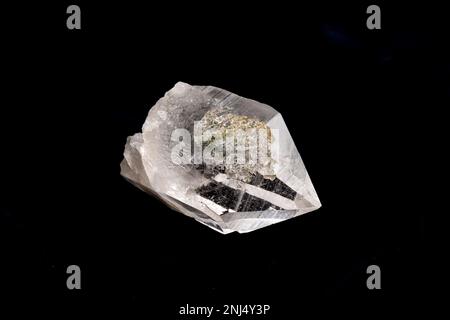 Primo piano di un pezzo di bel cristallo di quarzo chiaro Himalayano su sfondo nero Foto Stock