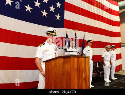 Fort WORTH, Texas (5 agosto 2022) - il capitano Mark Hofmann legge i suoi ordini dopo aver rinunciato al comando della Riserva della Marina Readiness and Mobilization Command Fort Worth (REDCOM FW) Durante una cerimonia di cambio di comando tenuta presso la sala di perforazione del Navy Reserve Center a bordo della base della Riserva Joint Reserve base della Naval Air Station, Fort Worth, 5 agosto. Hofmann servì come REDCOM comandante del FW dall'agosto 2020 all'agosto 2022, quando fu sollevato dal suo successore, il capitano Albert C. Seeman. Foto Stock