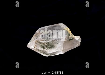 Primo piano di un pezzo di bel cristallo di quarzo chiaro Himalayano su sfondo nero Foto Stock