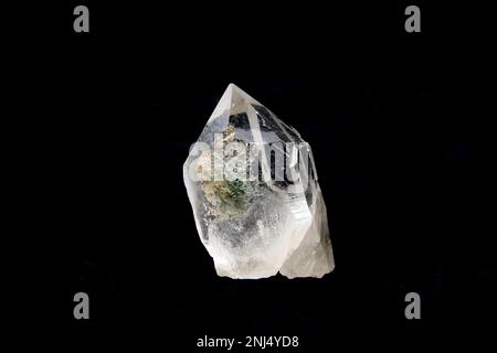 Primo piano di un pezzo di bel cristallo di quarzo chiaro Himalayano su sfondo nero Foto Stock