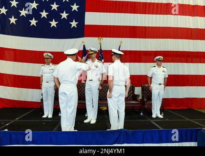 FORT WORTH, Texas (5 agosto 2022) - il capitano Albert C. Seeman rende un saluto a mano a Rear ADM. Michael Steffen, comandante, forze della Riserva della Marina comando Fort Worth mentre assume il comando della Regione della Riserva della Marina Readiness e il comando di mobilitazione Fort Worth (REDCOM FW) Durante una cerimonia di cambio di comando tenuta presso la sala di perforazione del Navy Reserve Center a bordo della base della Riserva Joint Reserve base della Naval Air Station, Fort Worth, 5 agosto. Seeman ha sollevato il capitano Mark A. Hofmann, che ha servito come REDCOM comandante del FW dall'agosto 2020 all'agosto 2022. Foto Stock