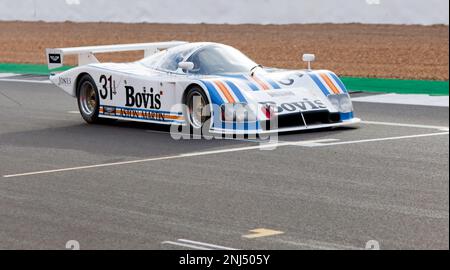 Primo piano di un Nimrod NRA/C2-005, in una speciale dimostrazione in pista, che festeggia i 40 anni del Gruppo C, al Silverstone Classic 2022 Foto Stock