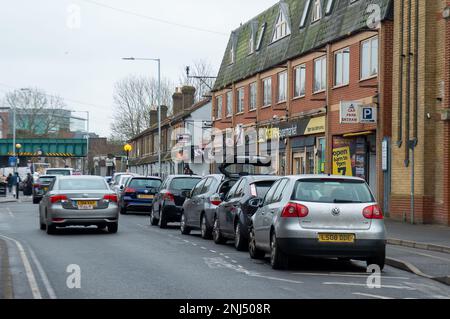 Chalvey, Slough, Berkshire, Regno Unito. 22nd febbraio, 2023. Un ordine di protezione degli spazi pubblici è in vigore in Chalvey High Street, Slough (nella foto). L'Home Office ha riferito che Chalvey, Upton e Slough Town Centre hanno avuto i più episodi di comportamento antisociale registrati nel Berkshire nel 2022. I record mostrano che ci erano 615 rapporti fatti in quell'ordine di vicinato della valle del Tamigi oltre 12 mesi. Ciò è paragonabile a Crowthorne, dove sono stati segnalati solo 39 incidenti. Credit: Maureen McLean/Alamy Live News Foto Stock