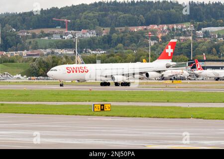 Zurigo (Svizzera), 27 settembre 2022 le compagnie aeree internazionali svizzere Airbus A340-313X stanno tassando la propria posizione Foto Stock